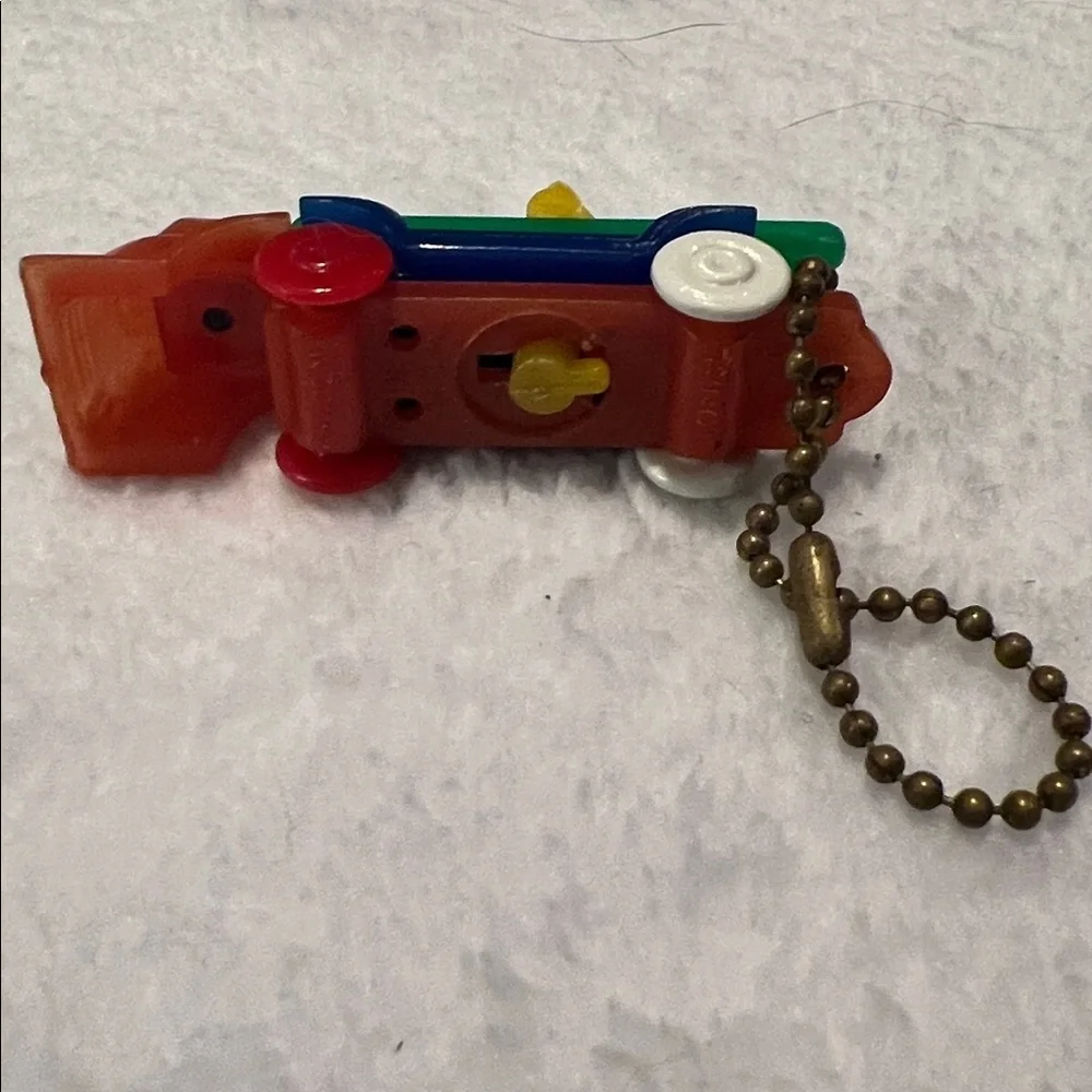 VINTAGE Lionel Fire Engine PUZZLE PLASTIC KEY CHAIN KEYCHAIN RING